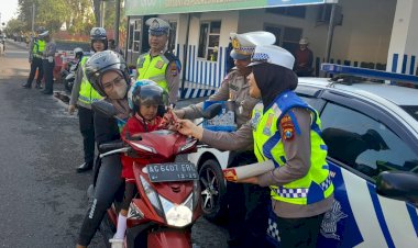 Operasi-Patuh-Semeru-2024,-Polres-Kediri-Kota-Beri-Coklat-Bagi-Pengendara-Tertib